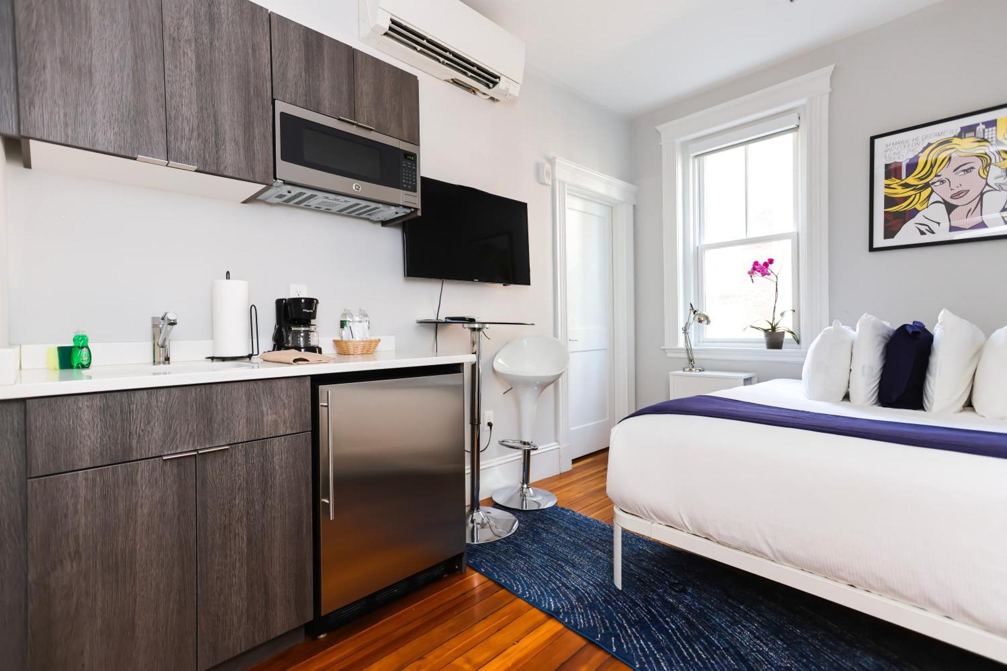 A Stylish W/ A Queen Bed, Heated Floors.. #36 Apartment *